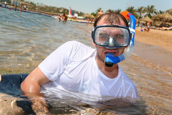 Man met snorkel in mond — Stockfoto
