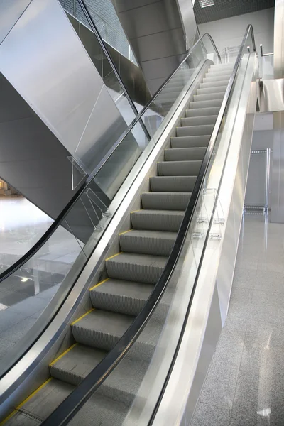 Centro comercial escada rolante — Fotografia de Stock