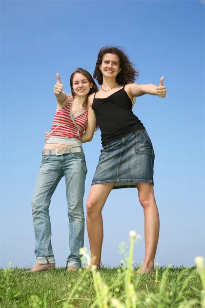 Twee vriendinnen naast — Stockfoto
