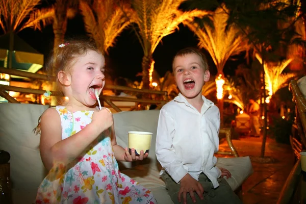 儿童吃冰激淋 — 图库照片