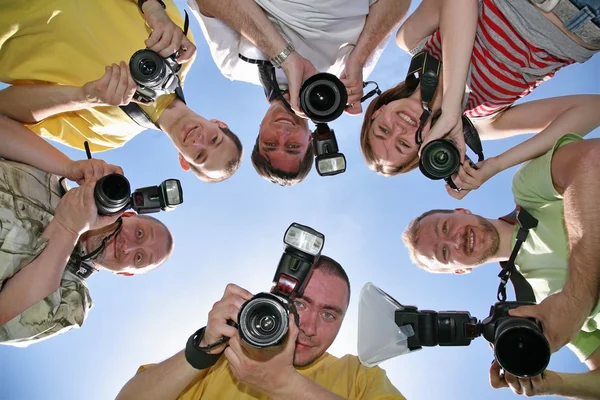 Šest přátel s fotoaparáty — Stock fotografie