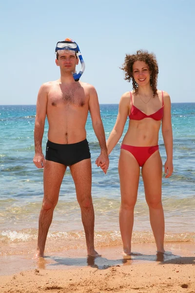 Женщина и мужчина у моря — стоковое фото