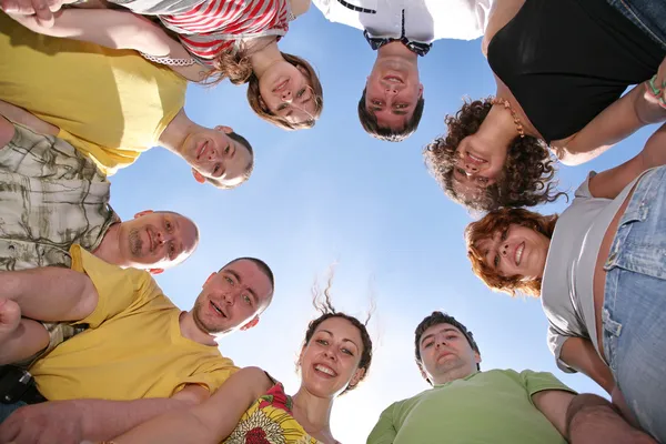 Grupp av nio vänner är i en cirkel — Stockfoto