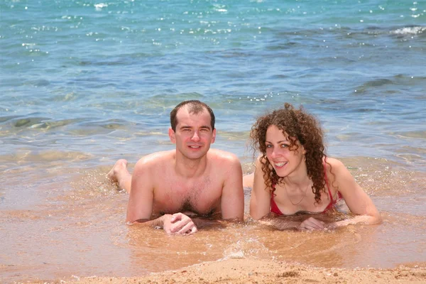 Kvinnan och mannen tillsammans låg vid havet — Stockfoto