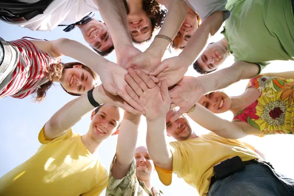 Grupo de nove amigos guardam para mãos — Fotografia de Stock
