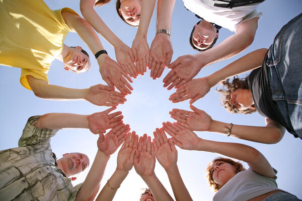 Семь друзей соединили руки
