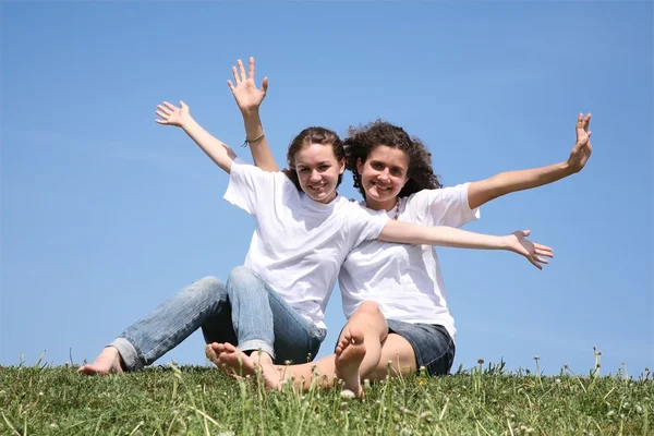 Twee vriendinnen in witte t-shorts hebben zwaaide handen — Stockfoto