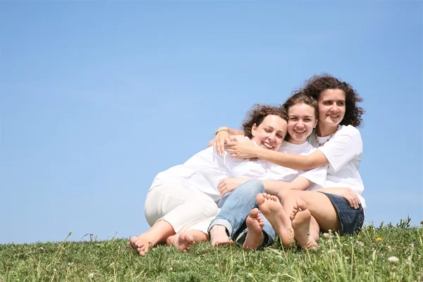 Three girlfriends in white T-shorts embrace — Stock Photo, Image