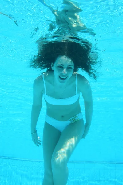 Kobieta pod wodą — Zdjęcie stockowe