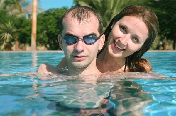 Homem mulher piscina tropical — Fotografia de Stock