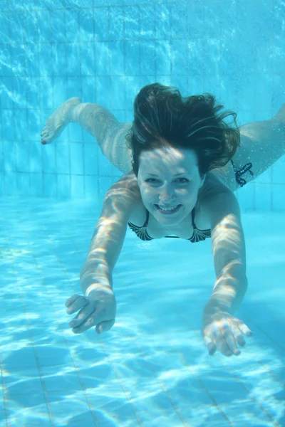 Underwater glad söt tjej i poolen — Stockfoto