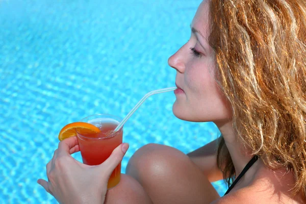 Vrouw cocktail zwembad — Stockfoto