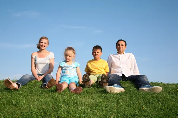 Siedząca rodzinna trawa niebo — Zdjęcie stockowe