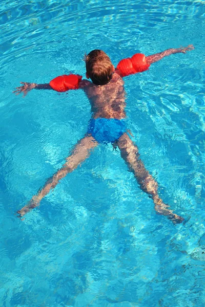 Kind water zwembad — Stockfoto