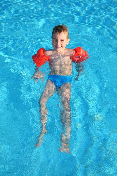 Barn i poolen — Stockfoto