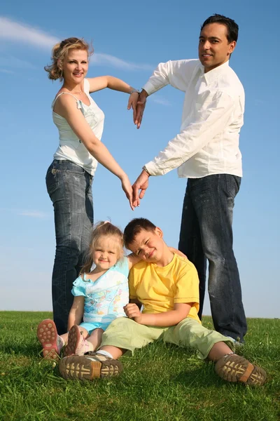Famille faisant cœur. ciel d'herbe — Photo
