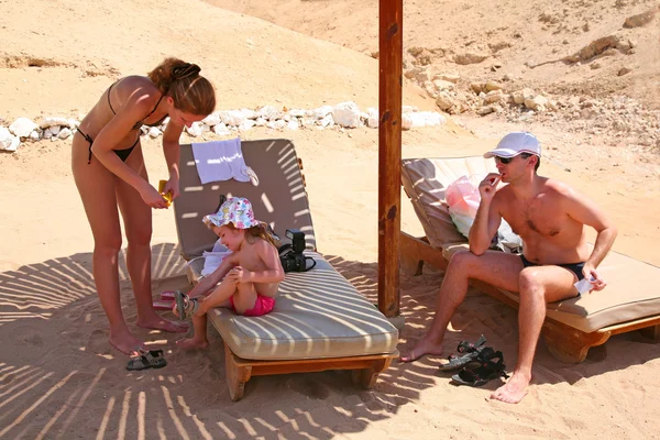 Famiglia spiaggia ombrellone — Foto Stock