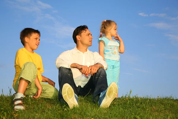 Otec s dětmi na trávě — Stock fotografie