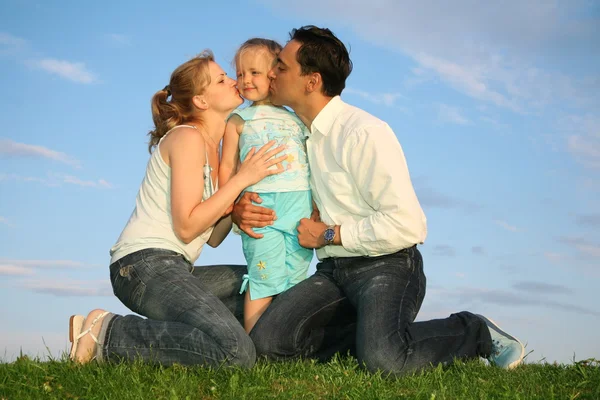 Beijando família céu grama — Fotografia de Stock
