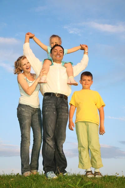 Стояче сімейне травневе небо — стокове фото