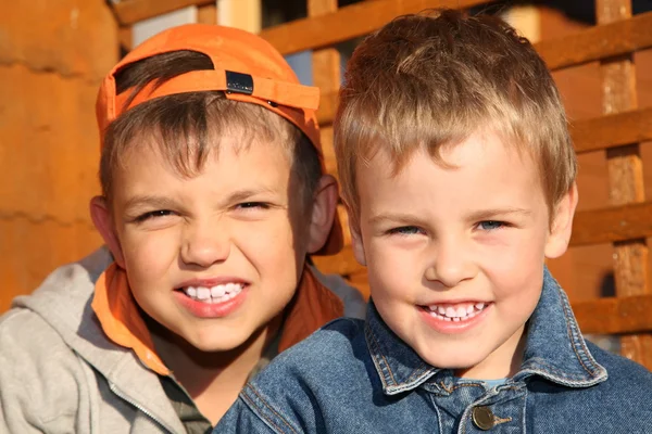 Два мальчика — стоковое фото