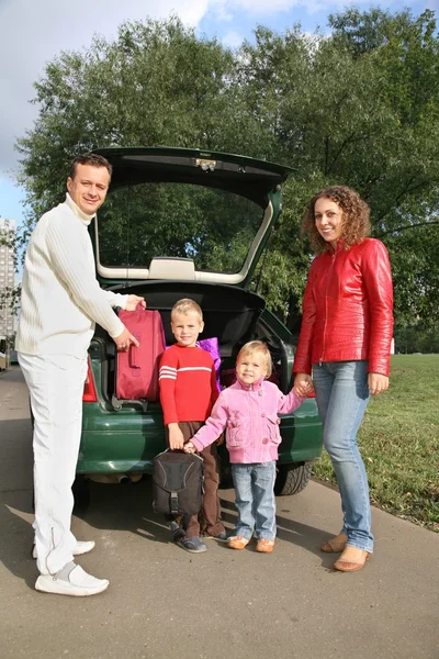 Familjen nära bil — Stockfoto