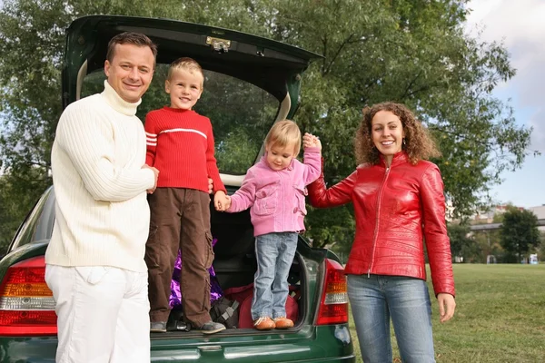 Family and car — Stock Photo, Image