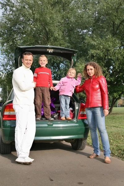 Família e carro 2 — Fotografia de Stock