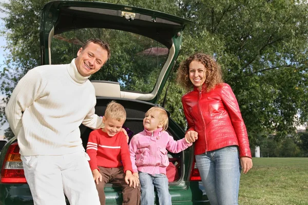 Семья и автомобиль 3 — стоковое фото