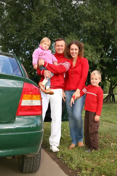 Familie steht neben Auto — Stockfoto