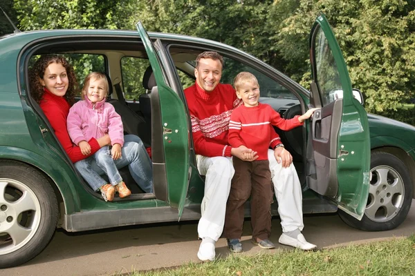Οικογένεια κάθεται σε αυτοκίνητο — Φωτογραφία Αρχείου