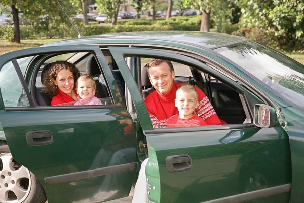 Familie sitzt im Auto 2 — Stockfoto