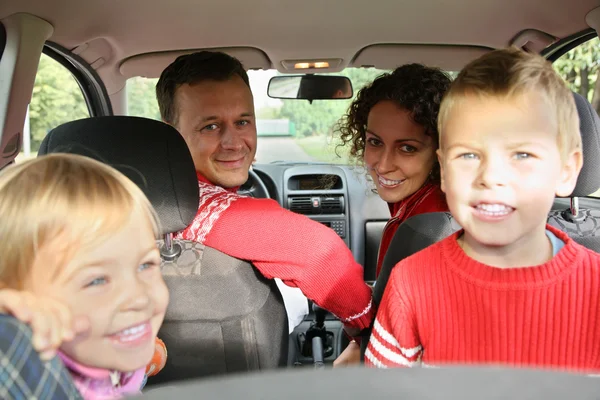 Eltern mit Kind im Auto — Stockfoto