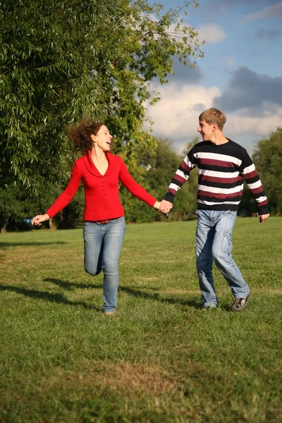 Casal atraente andando ao ar livre juntos — Fotografia de Stock