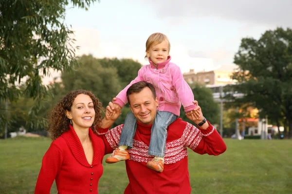 Aile babası 2 omuzlarında oturan kızı ile — Stok fotoğraf