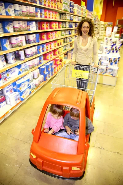Donna bambino supermercato — Foto Stock