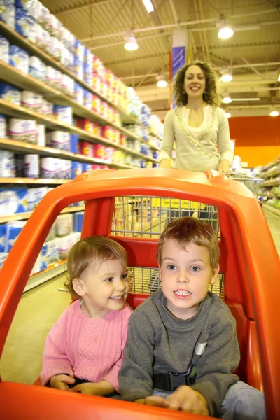 Moeder kind supermarkt — Stockfoto