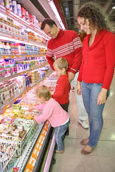 在超市中的家庭 — 图库照片