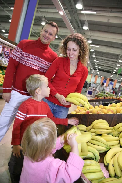 Genitori con bambino in negozio — Foto Stock