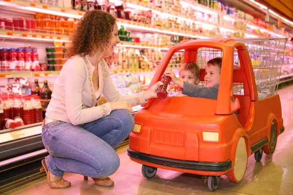 Mother with the children in the store — Stock Photo, Image