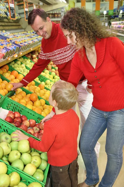 Genitori con figlio in negozio — Foto Stock