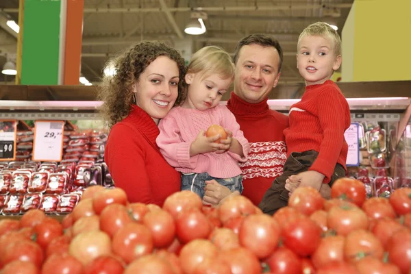 Родители с детьми в супермаркете — стоковое фото