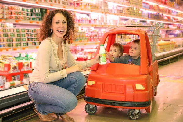Moeder kind winkel cart — Stockfoto