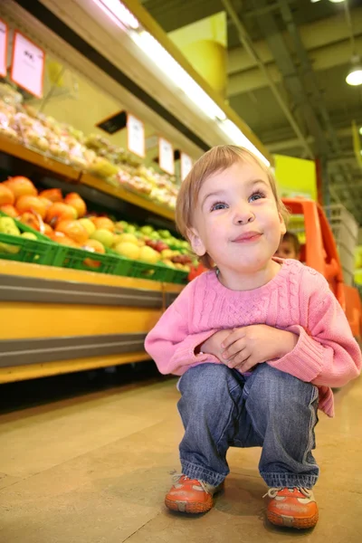 Ребенок в супермаркете — стоковое фото