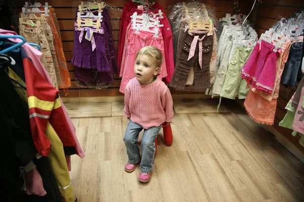 Dziecko w sukienki sklep — Zdjęcie stockowe