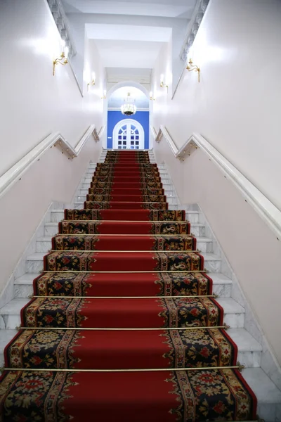 Binanın içinde ana merdiven — Stok fotoğraf