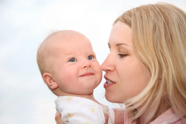 Jovem mãe com o bebê — Fotografia de Stock