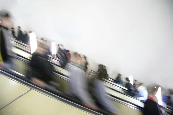 Passagerare på rulltrappan — Stockfoto