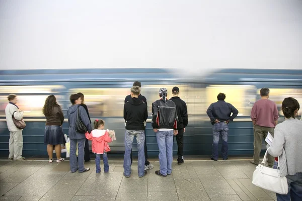 Chegada do trem de metrô — Fotografia de Stock