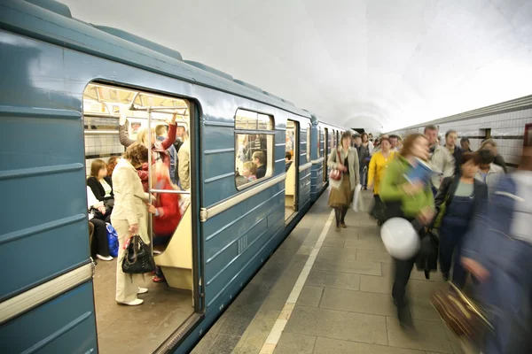 I tunnelbana nära tåg — Stockfoto